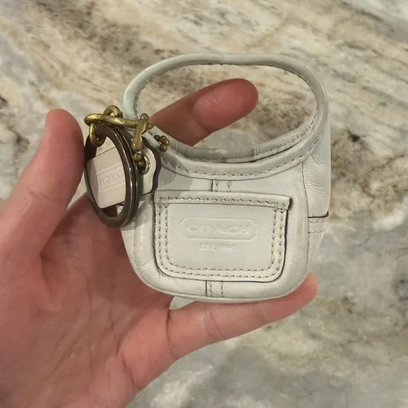 Rare EUC Coach Ergo bone white keychain with hangtag - Picture 2 of 7